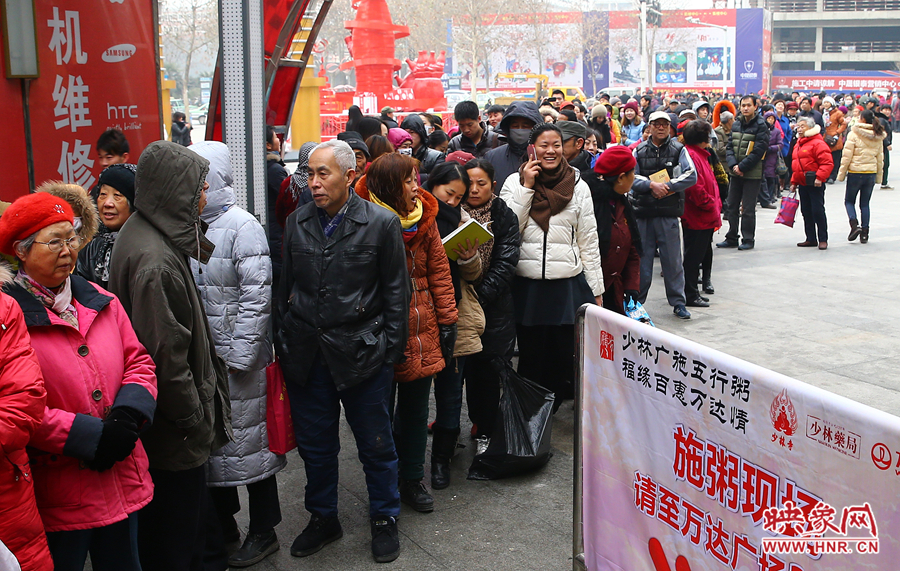 1月8日上午，少林寺布施臘八粥的現(xiàn)場(chǎng)市民排起了長隊(duì)，足有上千人前來領(lǐng)取五行粥