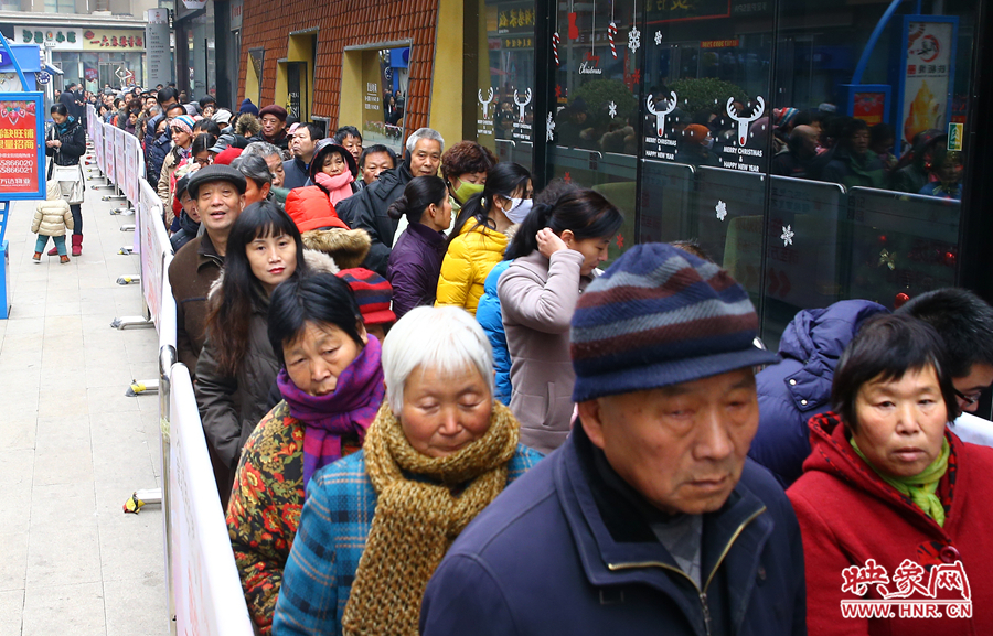 領(lǐng)粥的市民排起了長隊(duì)，足有上千人。