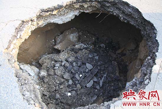 坑口直徑約兩米，路面下形成中空的大坑，約有15平方米。