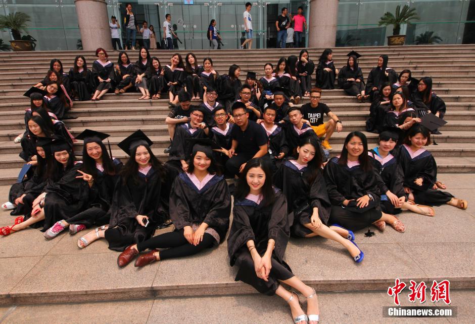 6月6日，浙江理工大學(xué)的畢業(yè)生們在校園中以賣萌、搞怪等獨具青春特色的方式告別大學(xué)生涯。中新社發(fā) 李晨