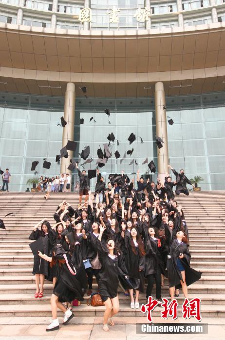 6月6日，浙江理工大學(xué)的畢業(yè)生們在校園中以賣萌、搞怪等獨具青春特色的方式告別大學(xué)生涯。中新社發(fā) 李晨