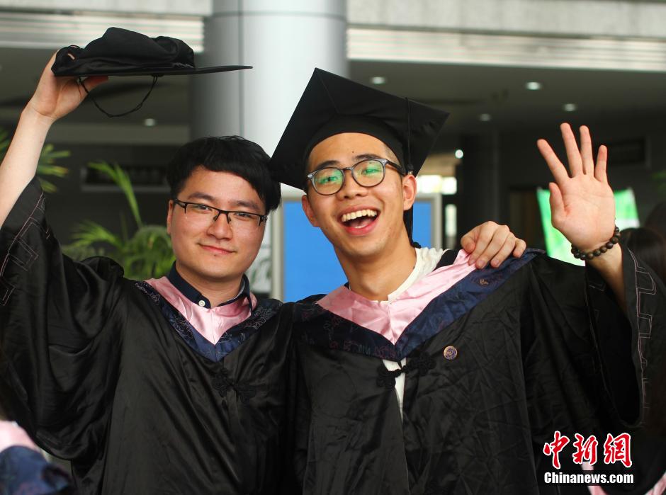 6月6日，浙江理工大學(xué)的畢業(yè)生們在校園中以賣萌、搞怪等獨具青春特色的方式告別大學(xué)生涯。中新社發(fā) 李晨