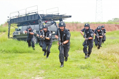 在拍攝現(xiàn)場(chǎng)，特警隊(duì)員下車(chē)后快速出擊。記者張琮攝影