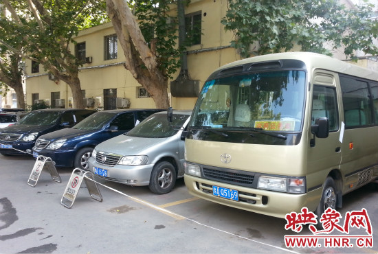管城區(qū)委院內(nèi)已經(jīng)被封存公車在停車場停放。
