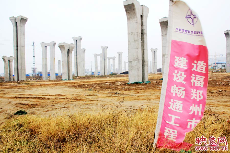 施工現(xiàn)場(chǎng)還插放著“建設(shè)暢通鄭州，造福鄭州市民”的條幅。
