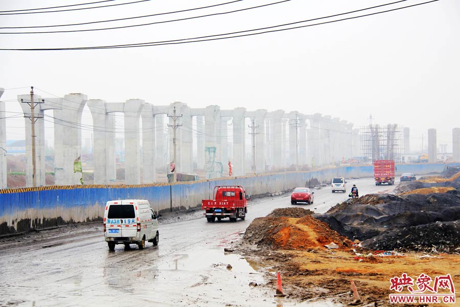 鄭平路柴郭轉(zhuǎn)盤處以及圍擋兩邊預(yù)留的道路坑坑洼洼，無(wú)人維護(hù)，造成事故頻發(fā)，經(jīng)常堵車。