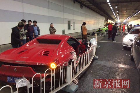 一輛蘭博基尼與一輛法拉利發(fā)生事故，現(xiàn)場狀況慘烈