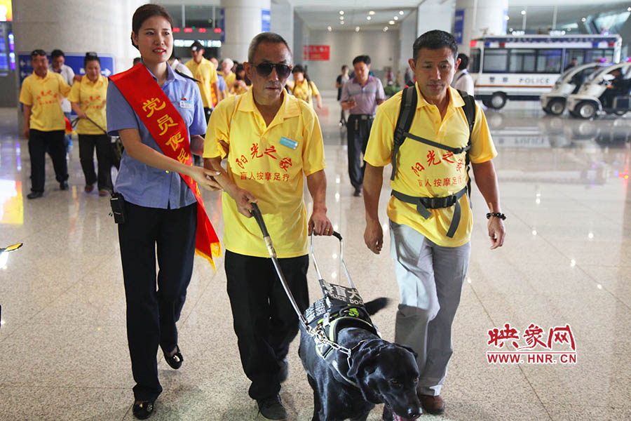 接到鄭州市愛心導(dǎo)盲犬服務(wù)中心的乘車請(qǐng)求后，鄭州東站抽調(diào)了工作人員進(jìn)行對(duì)接，提前做好服務(wù)引導(dǎo)準(zhǔn)備。