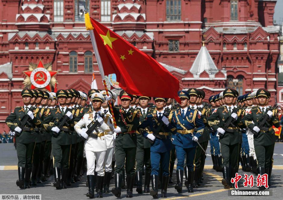 解放軍三軍儀仗隊(duì)參加紅場閱兵。