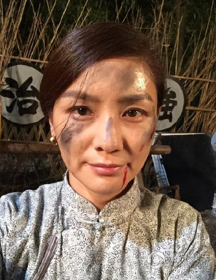 胡可曬出滿面塵土的自拍并向老公沙溢撒嬌道:“好吧,改一下,他日若我如此,你可還會(huì)愛我?@沙溢。”
