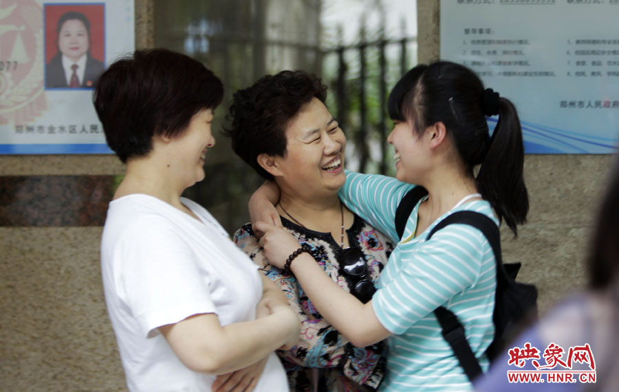 6月7日，鄭州回中考點(diǎn)，走出考場的考生和家長擁抱在一起