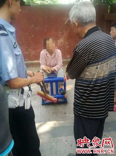 老太當(dāng)時坐在健身器材上做仰臥起坐，說環(huán)衛(wèi)工人影響她鍛煉身體了，便開始謾罵環(huán)衛(wèi)工人。