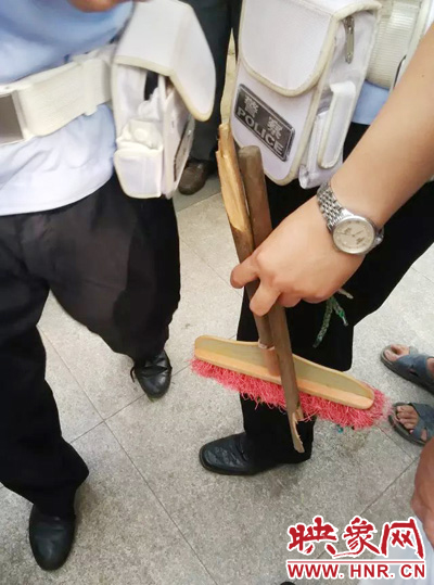老太從環(huán)衛(wèi)工手中奪過掃帚，用腳踩斷，用力向環(huán)衛(wèi)工人的手上和腿上敲去。