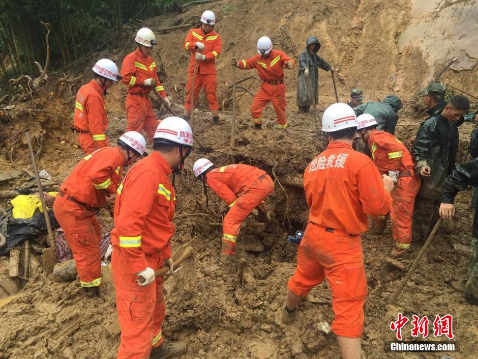 8月19日，救援人員正在全力搜尋被埋遇難者