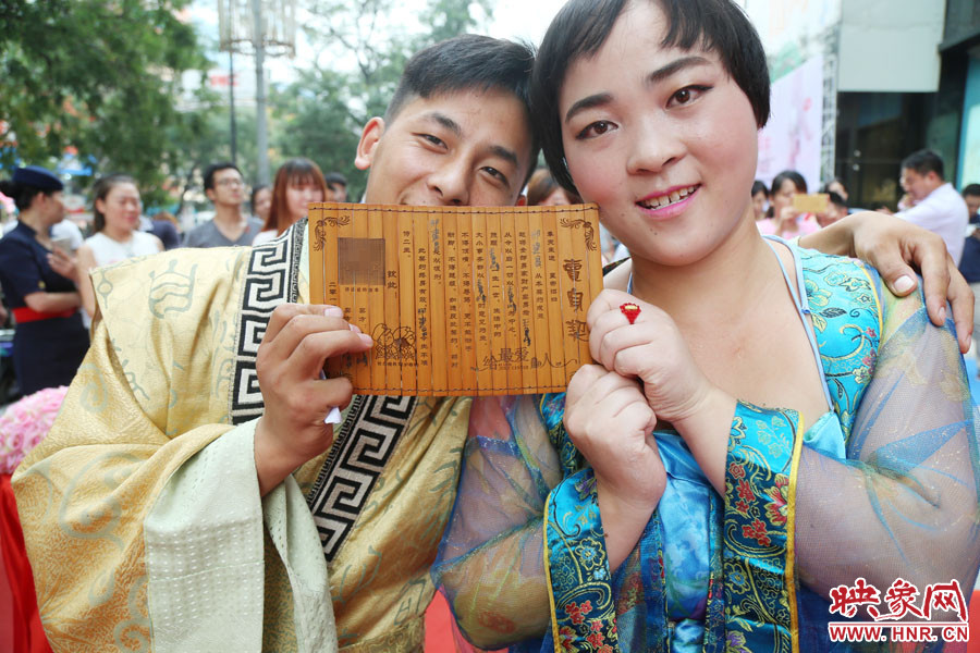 一對兒情侶現(xiàn)場展示“賣身契”內(nèi)容。