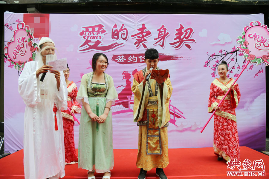 男子現(xiàn)場宣讀“賣身契”的內(nèi)容，讓大家作證。
