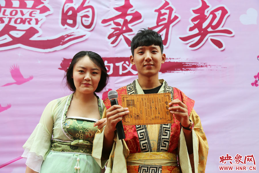 現(xiàn)場的8名男子異口同聲地表示，如違反此契約，可以接受處以極刑。