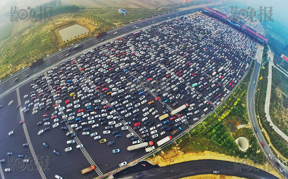 進(jìn)京方向收費(fèi)站前堵滿車流。