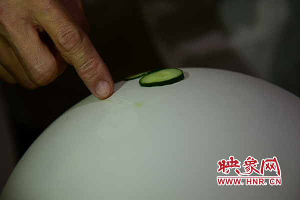 在面團氣球上切菜。