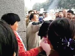 一對(duì)夫婦攔住小學(xué)生求助，被家長(zhǎng)和市民當(dāng)成人販子圍毆