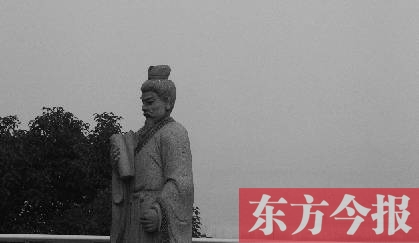 23日，從中原福塔基座平臺看向世紀歡樂園的景象