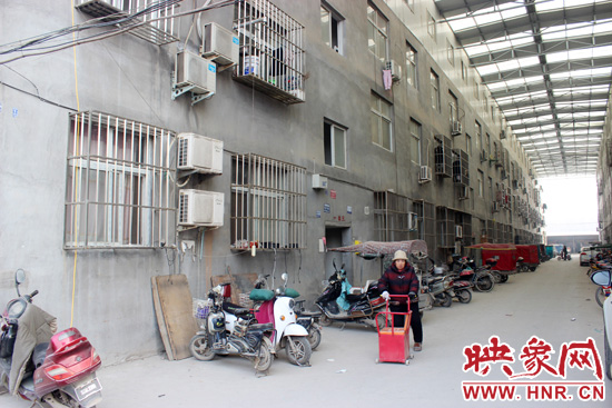 三棟居民樓沒有任何手續(xù)，沒有房產(chǎn)證，售價超級低。
