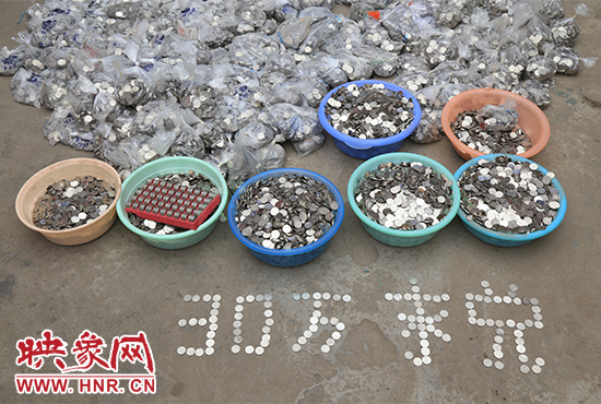 據(jù)負(fù)責(zé)清點(diǎn)“巨資”的張大爺介紹，這筆“巨資”積攢了兩個(gè)月左右，有30萬(wàn)左右，重達(dá)3000多斤。