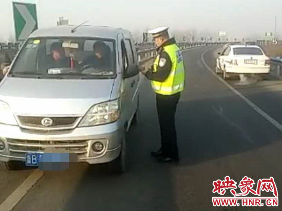 2月3日，一名男子因錯(cuò)過了路口不顧自身安全竟然在高速上逆行，被焦作高速交警逮個(gè)正著。