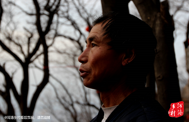 不過老崔對鄰居卻有著十分的不屑，平日里他們的生活，主要是自己種植的蔬菜和野菜，偶爾有山下香客的供奉。而鄰居卻經(jīng)常揀一些驢友丟棄的物品，飲料瓶，塑料紙，或者其它的物品。