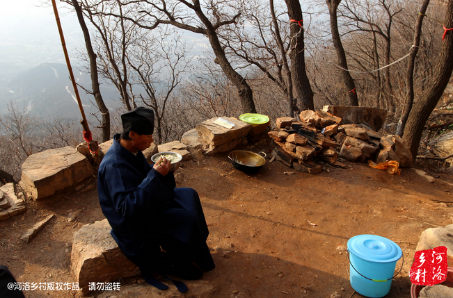 鄰居有時候會拿這些廢品下山，換取一些食物，對于老崔來說，既然出家就該安守清貧，撿破爛換好吃的，不是出家人該做的。他偷偷把鄰居的一大包廢品踢下了山，于是爭吵并且打起了架。