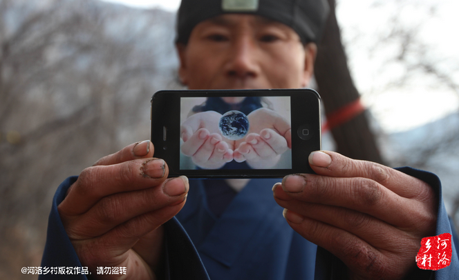 老崔雖然在山上修行，可是家里還有六個兄弟姐妹，家里人來找過他，他認為打工太累了，還需要受氣，不如山中修行自在。通過山下的香客，他花了800塊錢買了一個蘋果手機，這是他在山上最奢侈的一次購物。老崔有些心疼，他說那個香客不應該收他錢才對。