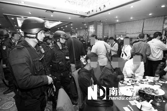手持微沖、身穿防彈背心的警員進(jìn)入酒樓進(jìn)行調(diào)查。深圳警方供圖