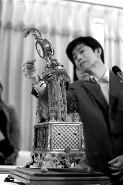 昨天，故宮文物修復專家向記者介紹“人打鐘”的損壞情況。圖/CFP