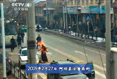 2009年2月27日，一名僧侶在阿壩縣洽唐西街自焚。本版圖片/央視截圖
