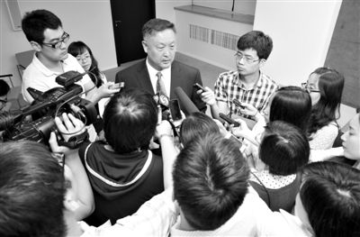 6月5日，商務(wù)部新聞辦公室召開“中歐光伏產(chǎn)品貿(mào)易摩擦”專題發(fā)布會(huì)。發(fā)布會(huì)結(jié)束后，中國(guó)機(jī)電產(chǎn)品進(jìn)出口商會(huì)會(huì)長(zhǎng)張鈺晶接受記者采訪。新京報(bào)記者