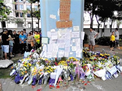 　昨日，廈門(mén)市民在BRT的橋墩下放上鮮花悼念逝者。新京報(bào)記者 郭鐵流 攝