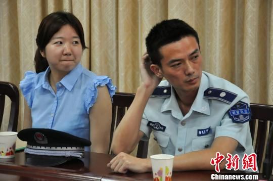 圖為參與“體驗(yàn)式執(zhí)法”的兩名城管隊(duì)員。　張芹　攝