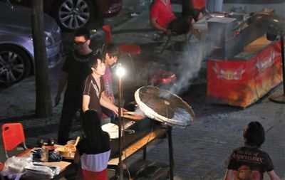 7月4日，青年路國美第一城小區(qū)附近的夜市臨街露天燒烤攤。