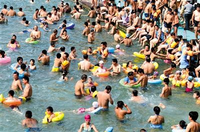 昨日，濟南市最高氣溫超過37℃，位于市區(qū)黑虎泉畔的泉水浴場免費開放。
