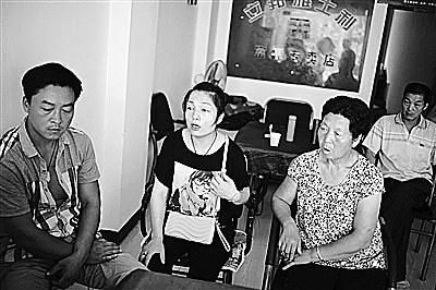6日，祁某（左一）和家人在富平縣城的親戚家等兩個(gè)孩子的消息《新京報(bào)》供圖