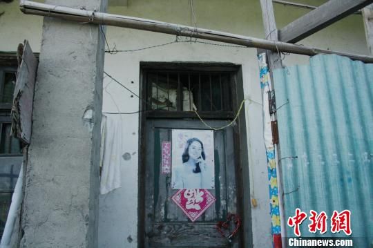 圖為嫌犯租住的民房，當(dāng)天受害人即攀在門上的窗口對外呼救。 吳佳蔚 攝