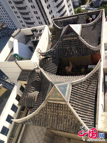 2013年8月14日，江蘇蘇州蘇州市三香大廈高樓18層樓頂東側(cè)陽臺上的“蘇州園林”式別墅，兩座涼亭和兩道回廊，飛檐翹角，一派蘇州園林的氣勢。中國網(wǎng)圖片庫李俊鋒攝影