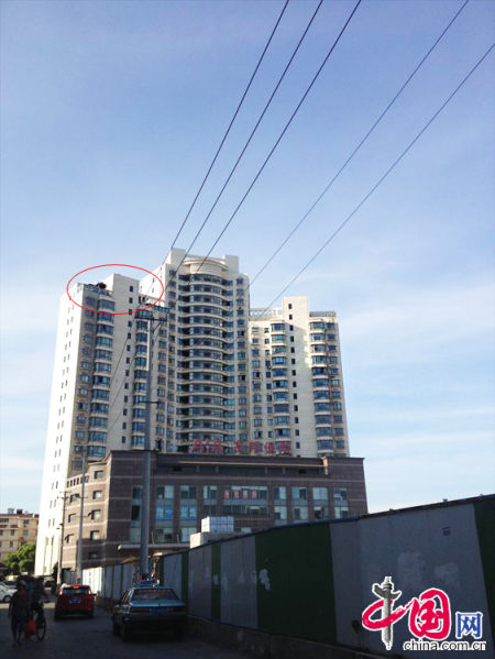 2013年8月14日，江蘇蘇州蘇州市三香大廈高樓18層樓頂東側(cè)陽臺上的“蘇州園林”式別墅，兩座涼亭和兩道回廊，飛檐翹角，一派蘇州園林的氣勢。中國網(wǎng)圖片庫李俊鋒攝影