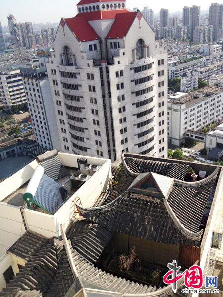 2013年8月14日，江蘇蘇州蘇州市三香大廈高樓18層樓頂東側(cè)陽臺上的“蘇州園林”式別墅，兩座涼亭和兩道回廊，飛檐翹角，一派蘇州園林的氣勢。中國網(wǎng)圖片庫李俊鋒攝影