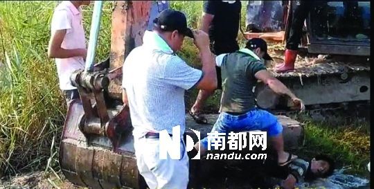 另一名男子被推入水塘。