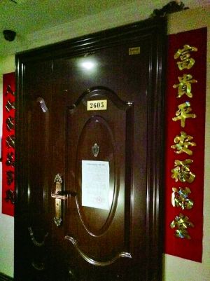 拆除公告昨天仍貼在2605號(hào)大門上。