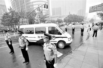 　　昨日早上,押解李某某的車隊(duì)開進(jìn)法院。當(dāng)日,李某某等5人涉嫌強(qiáng)奸案在海淀法院不公開審理。本版攝影/新京報(bào)記者 王貴彬