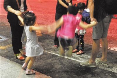 2012年8月1日晚，北京兒童醫(yī)院，三個(gè)來(lái)自廊坊的小女孩在玩耍，她們都被幼兒園老板性侵害。本版攝影/新京報(bào)記者 尹亞飛