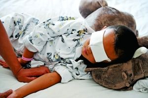 9月2日，小斌斌在病床上休息。山西省眼科醫(yī)院院長賈亞丁介紹，醫(yī)院安排心理專家對患兒及家屬進行心理治療。