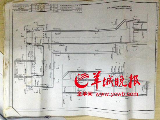舉報人洪先生稱，里面標注“100”（圖紙默認單位為毫米）的地方，均按照13厘米的鋼筋間距施工